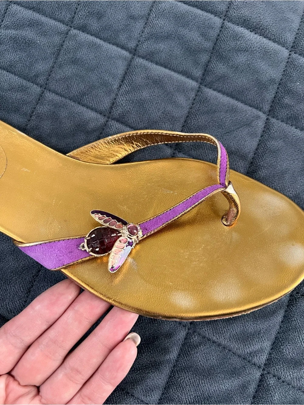 Gucci Bee Sandals Shoes Women’s 7 B Gold Thong Flip Flops Suede Purple Gold